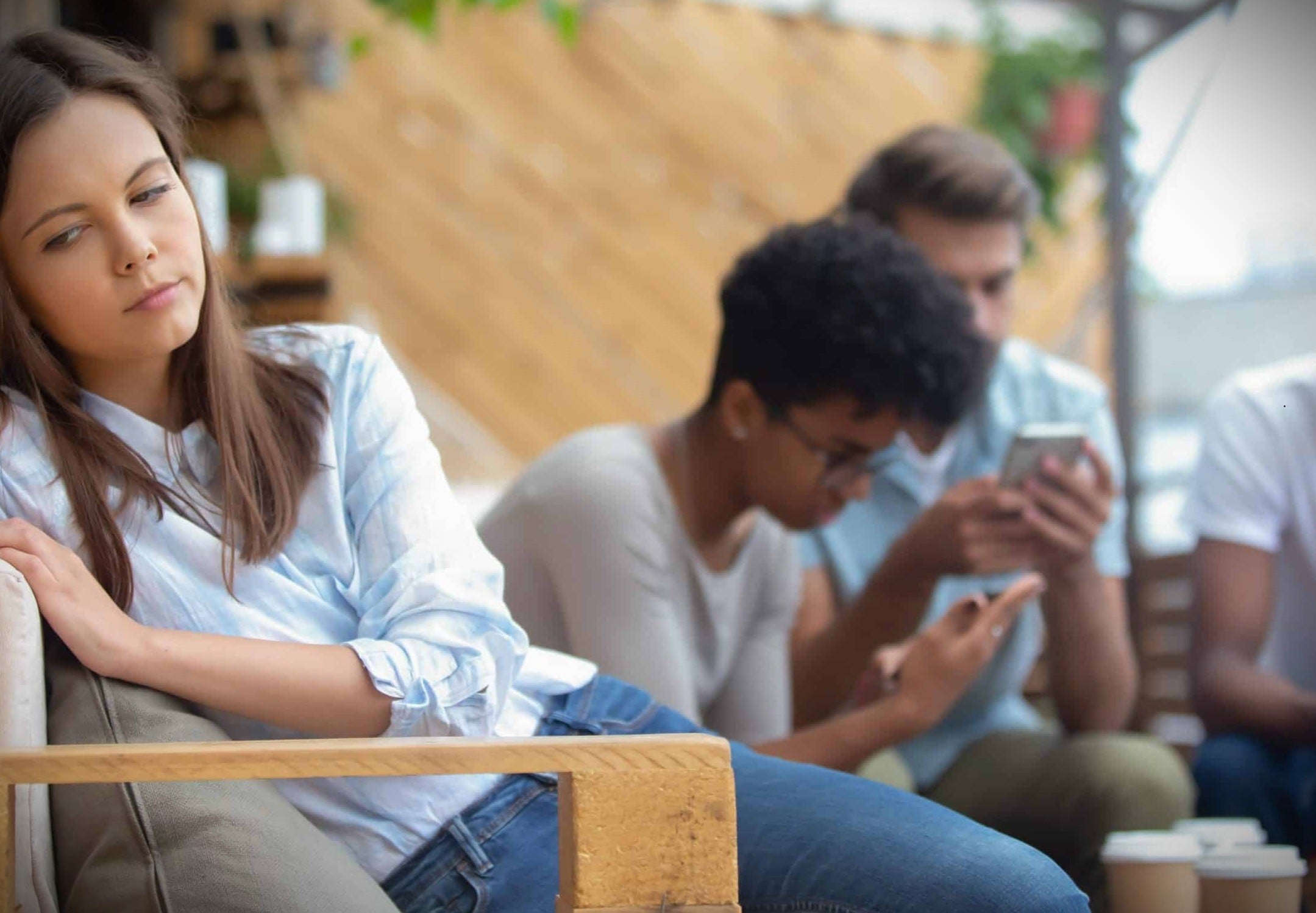 Estar acompañado no evita la soledad: estudio revela el impacto de las interacciones digitales