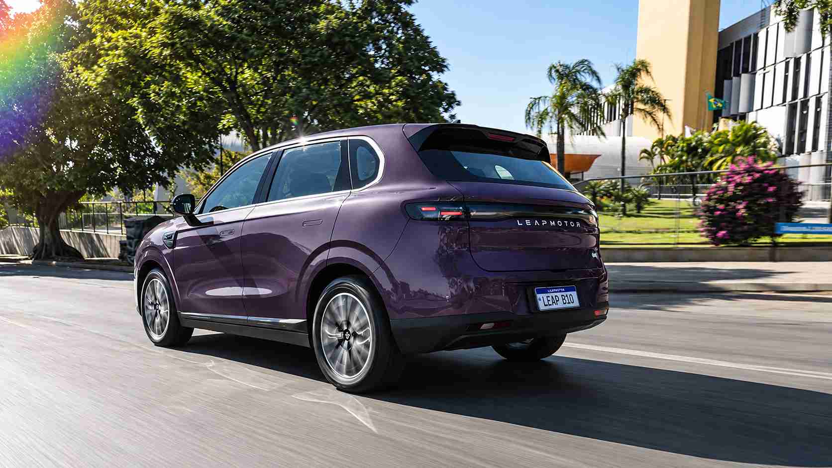 Novo Leapmotor B10 Ultra-Híbrido estreia em setembro com motor elétrico de 218 cv, alcance de 900 km e tecnologia para pressionar BYD Song Pro, Geely EX5 EM-i e Jaecoo 7
