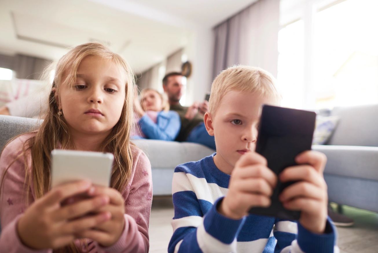 Redes sociais estão mesmo afastando pais e filhos? Novo estudo traz resultado surpreendente