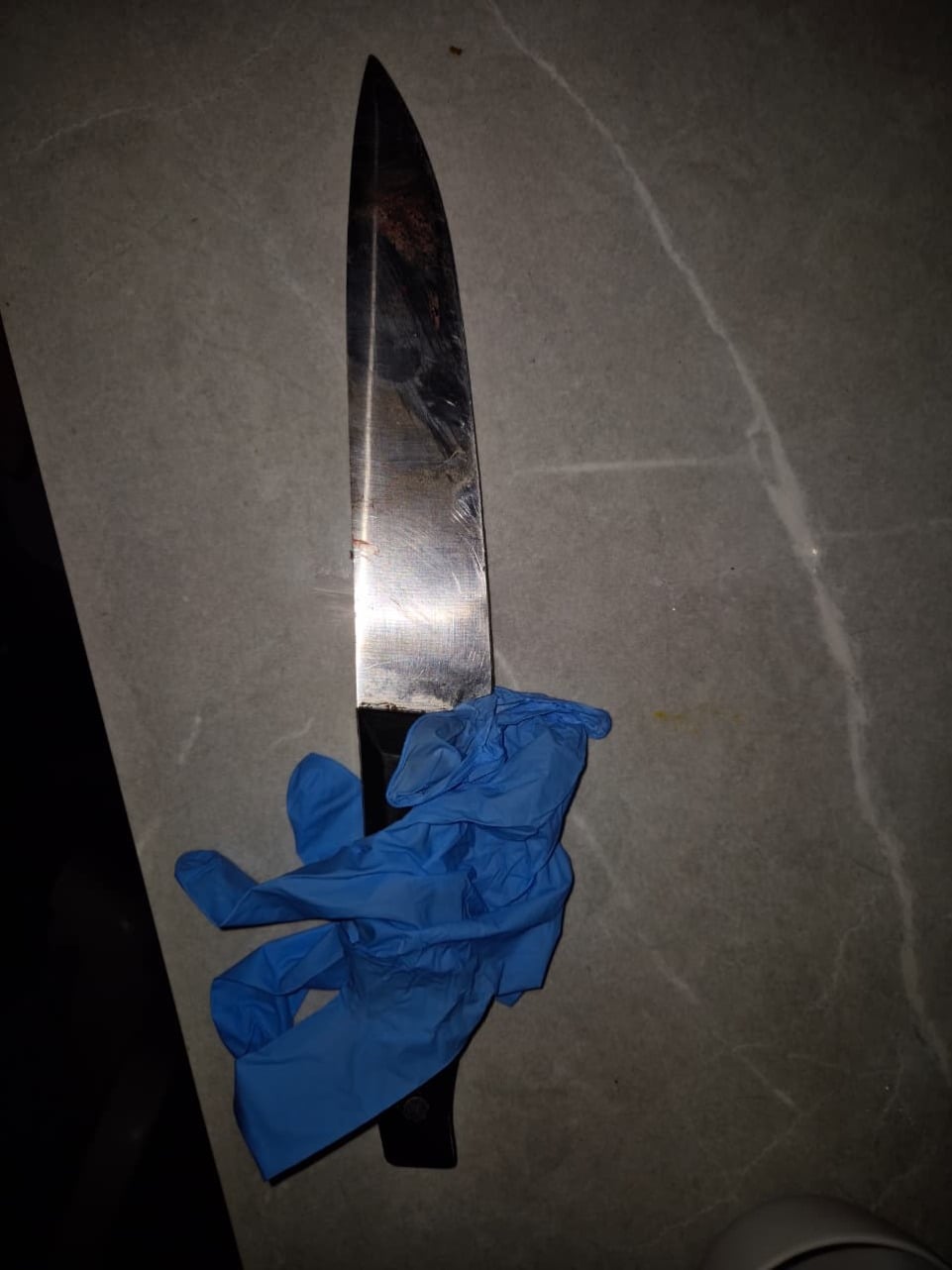 Mulher mata homem a facadas em bar