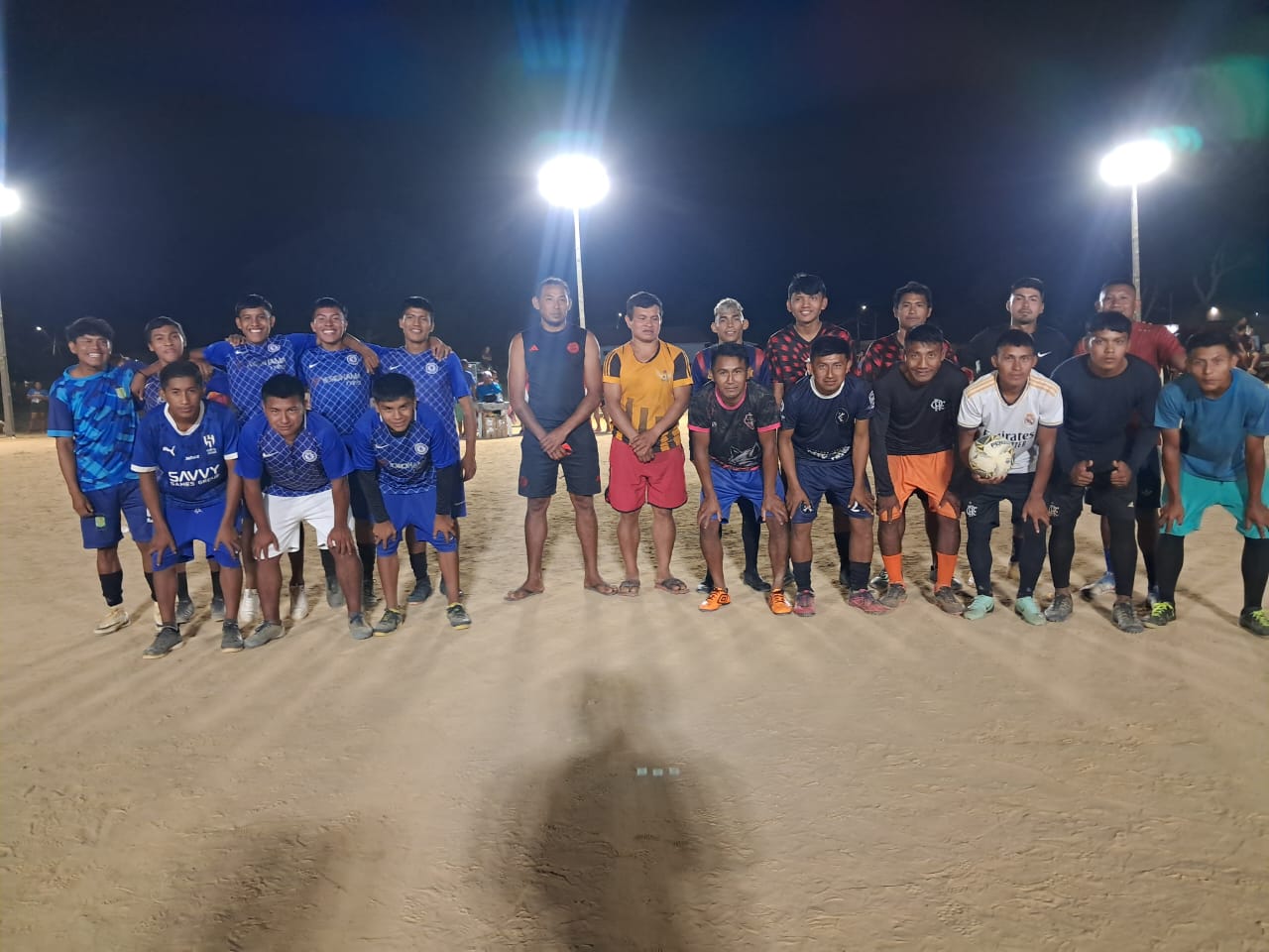 Campo de futebol é iluminado e ganha projeto de escolinha no bairro Venezuela, em Uiramutã