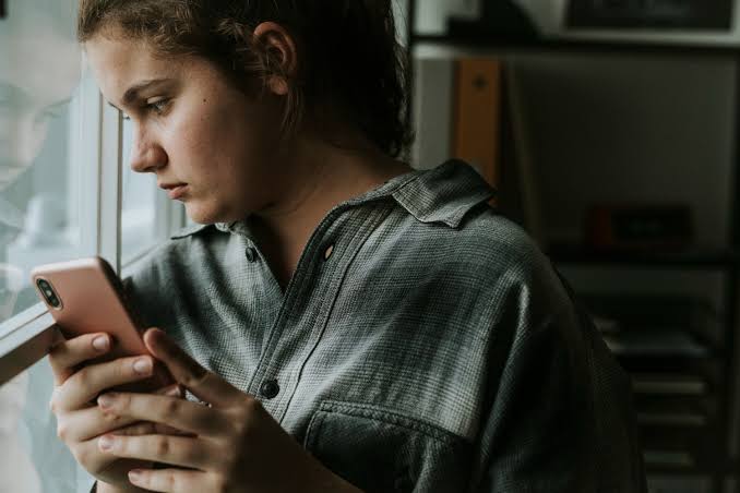 Fobia social: como identificar os primeiros sintomas e quando procurar ajuda?