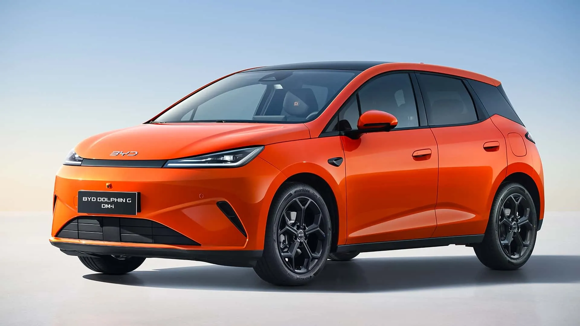 BYD Dolphin híbrido deve chegar ao Brasil em fevereiro de 2027 como GT, segundo jornalista da CNN; hatch mira Polo e Onix e ainda não tem preço oficial divulgado