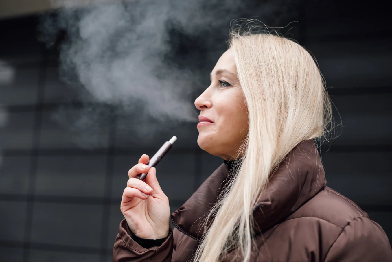 Cigarro eletrônico pode mudar a voz? Estudo aponta possíveis impactos na saúde vocal