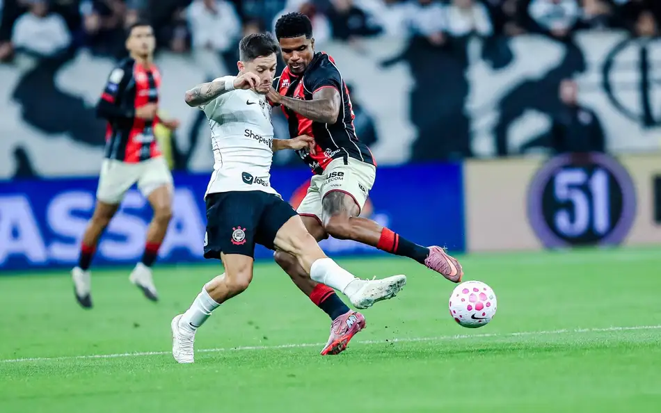 Corinthians empata com Vitória e evita nona derrota consecutiva no Brasileirão