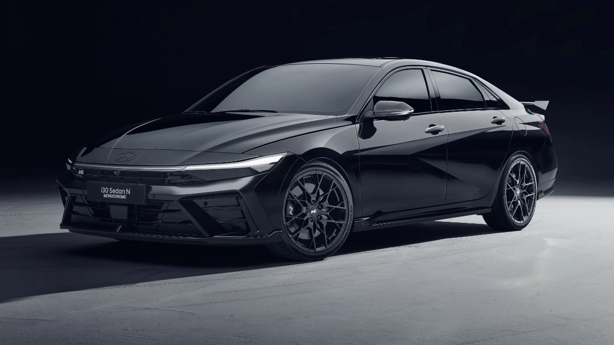 Novo Hyundai Elantra N Monochrome é para quem gosta de descrição: motor 2.0 turbo de 280 cv e 40 kgfm, câmbio de dupla embreagem de oito marchas, rodas forjadas de 19 polegadas, interior com Alcantara e opção de aerofólio em fibra de carbono