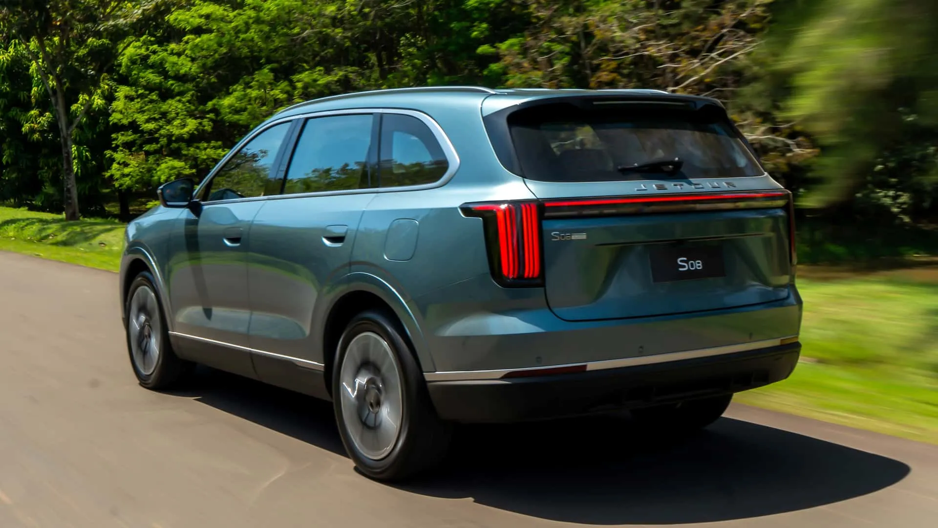 Jetour S08 estreia por R$ 259.900 com 7 lugares, motor híbrido e 62 km de autonomia elétrica, 339 cv e até geladeira para disputar famílias com Jeep Commander e Tiggo 8 PHEV