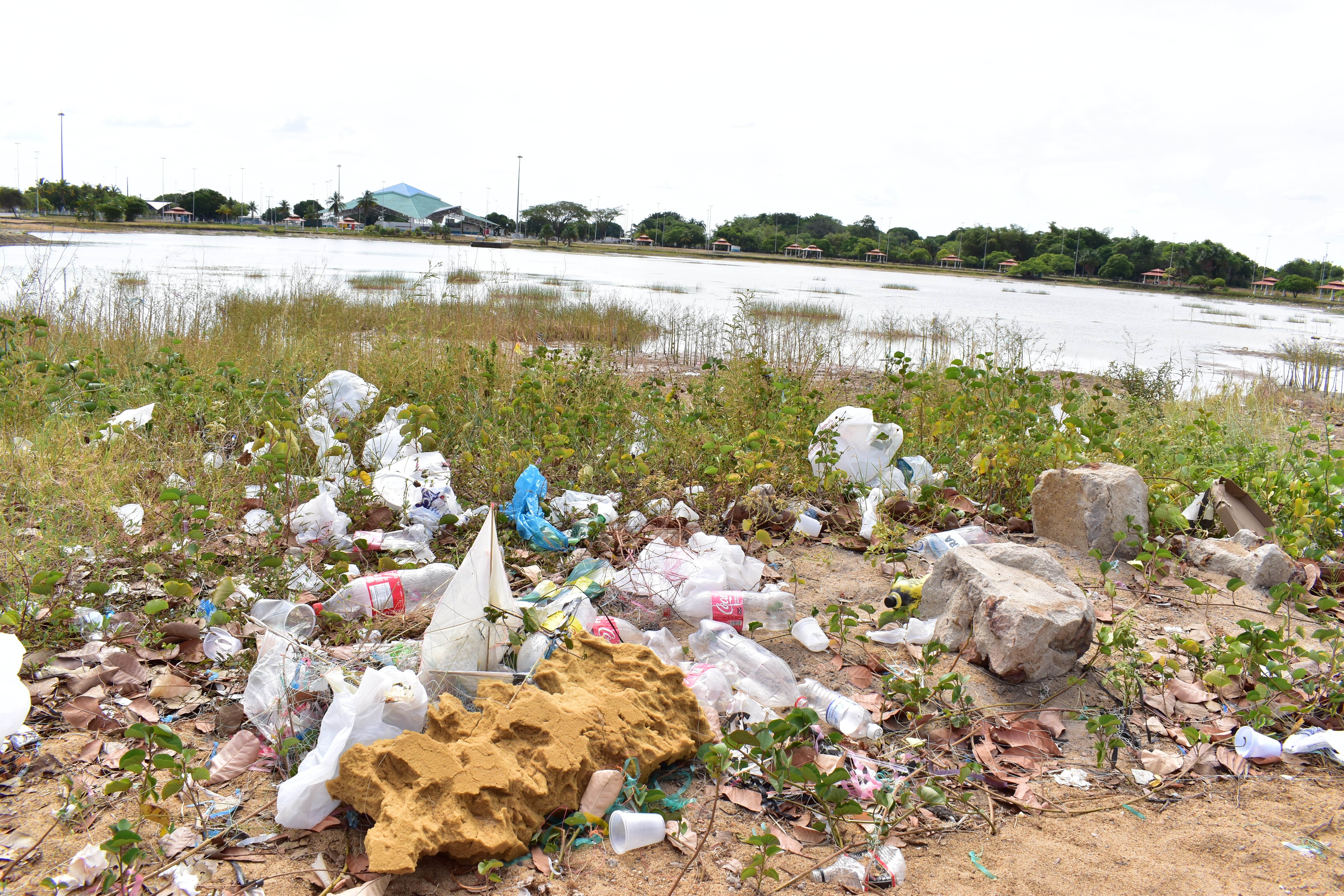Lixo se acumula ao redor do Lago dos Americanos, no Parque Anauá
