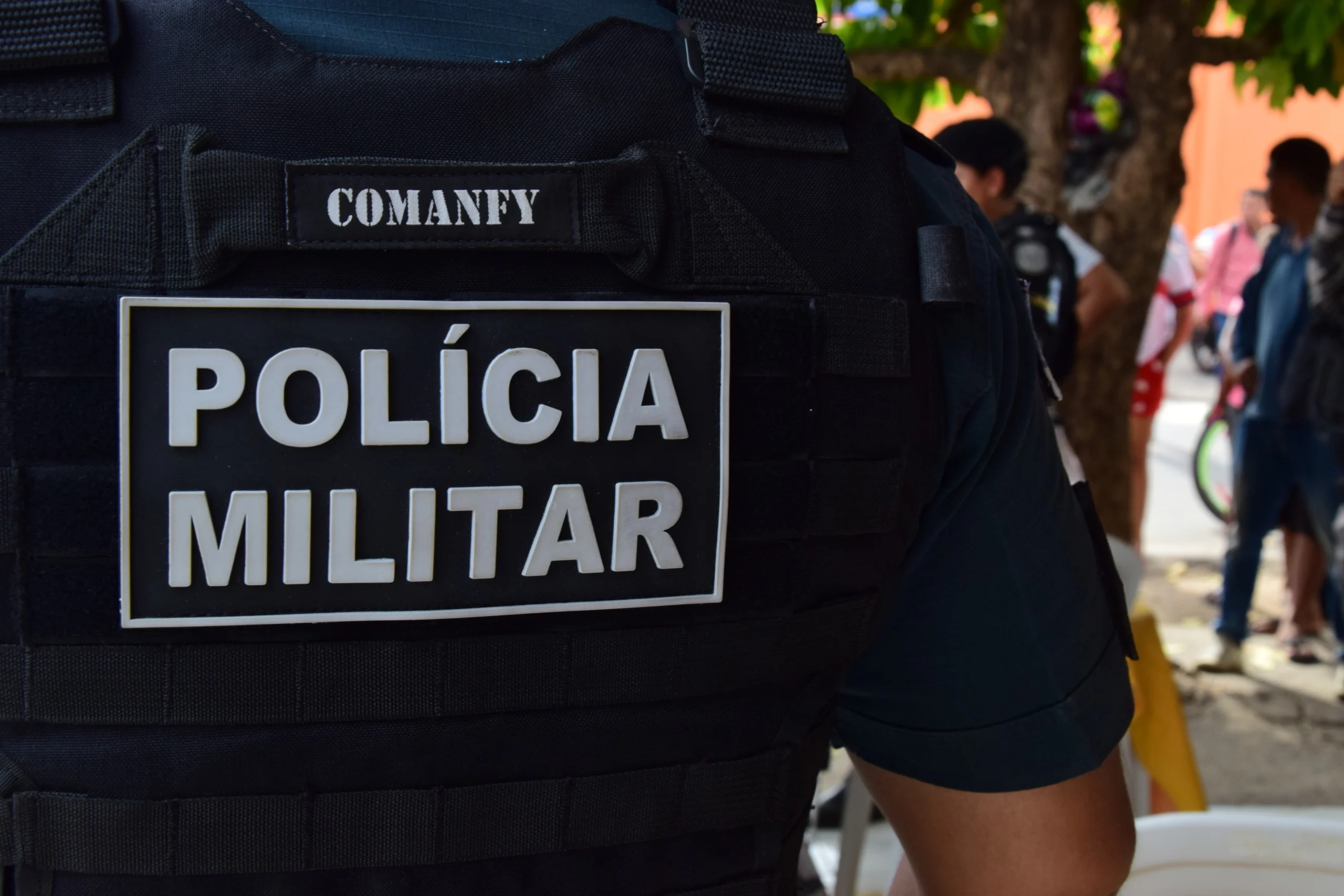 Pais são presos em Caroebe após deixarem cinco filhos sozinhos em casa para ir a bar