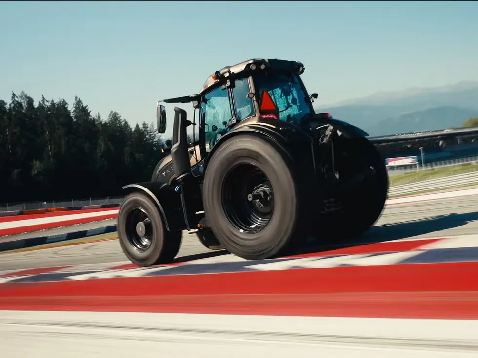 Trator agrícola troca a lavoura por pista de Fórmula 1 e bate recorde de volocidade: Valtra Série T com motor 7.5 de seis cilindros atinge 87 km/h e estabelece marca de 3min36,4s no circuito Red Bull Ring.