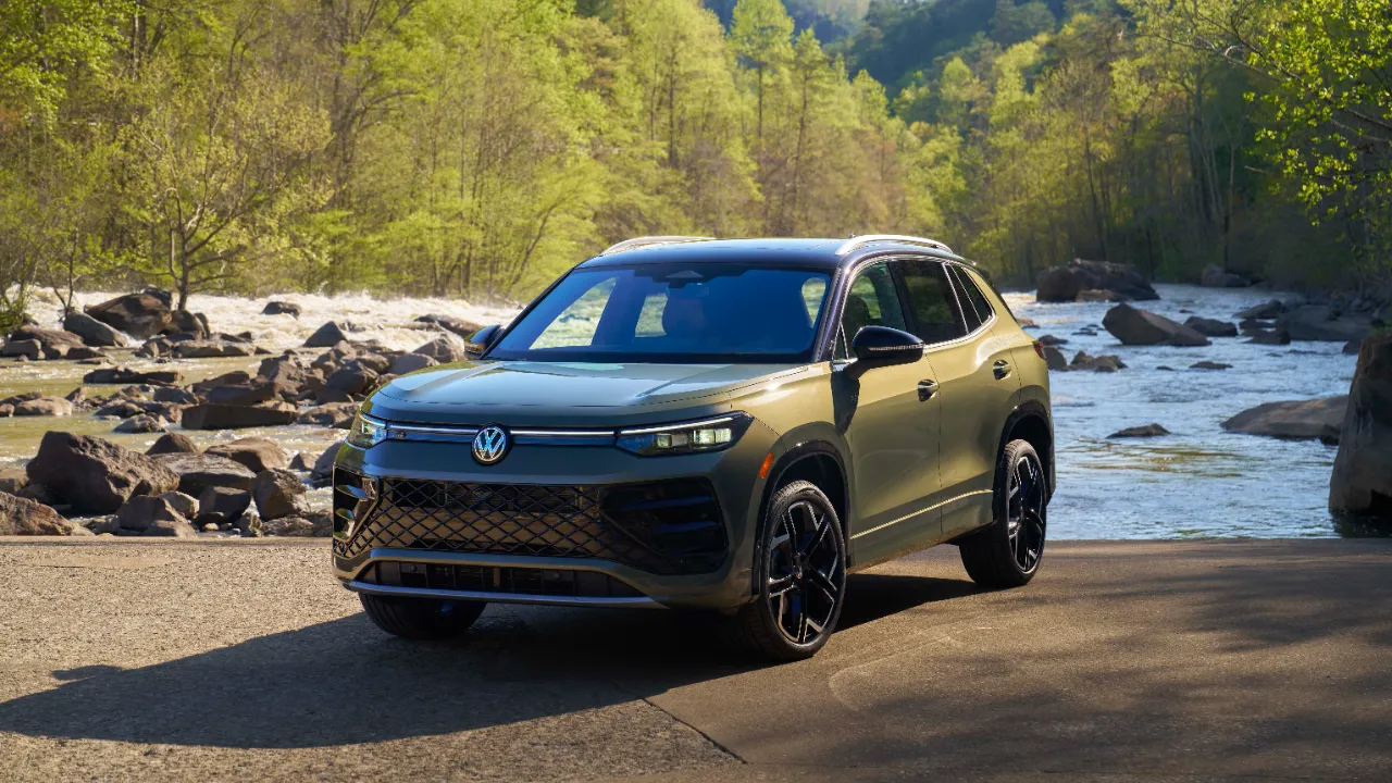 VW Tiguan SEL R-Line Turbo é eleito melhor SUV compacto de 2026 nos EUA com motor 2.0 de 272 cv, tração integral, câmbio de oito marchas, bancos com massagem e tela de 15 polegadas