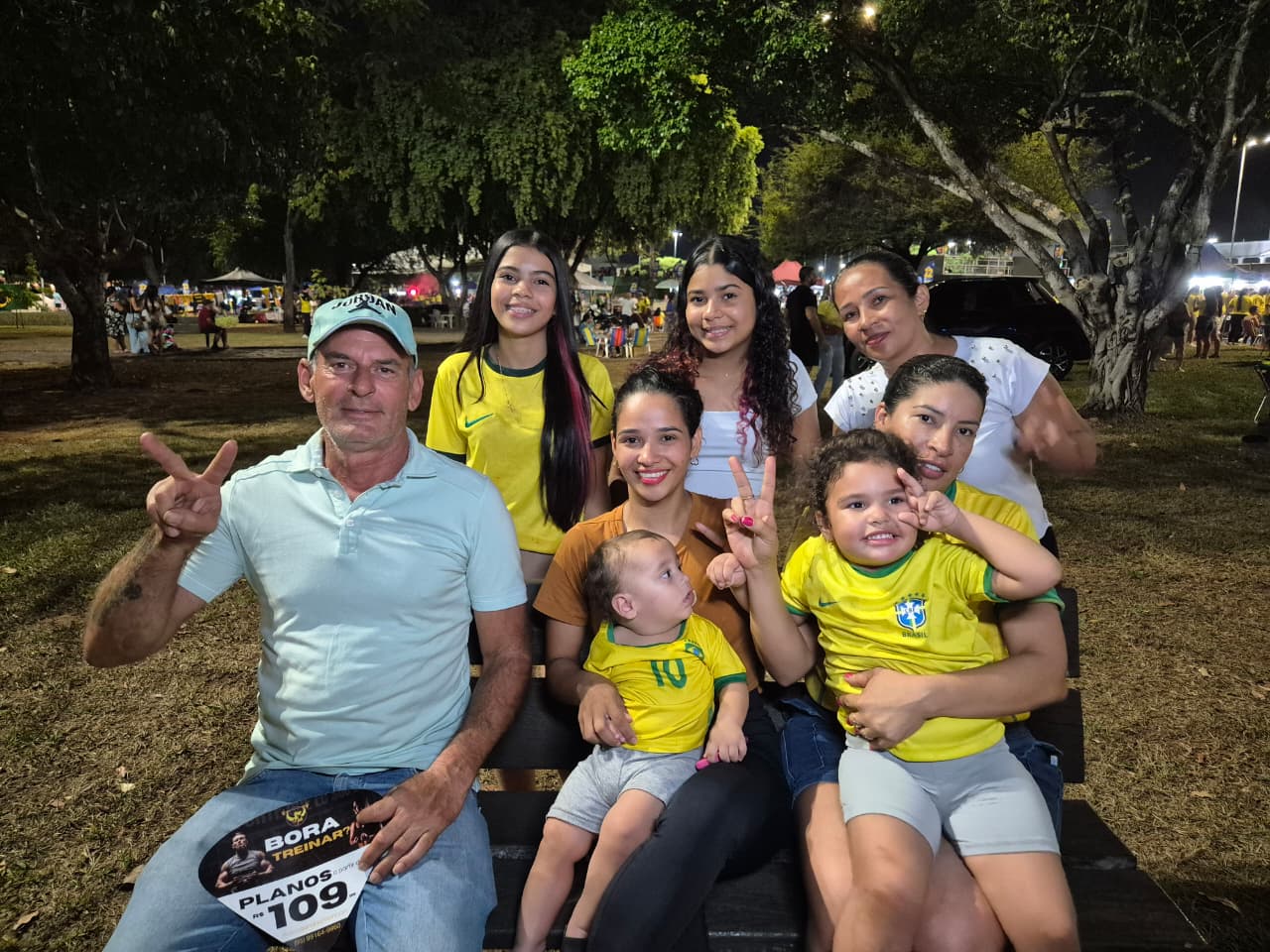 Famílias levam crianças e idosos ao Centro Cívico em ato de apoio a Flávio Bolsonaro