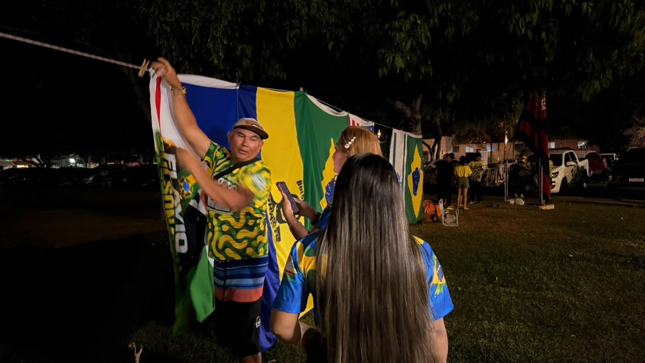 Ambulantes aproveitam ato de apoio a Flávio Bolsonaro para ganhar dinheiro extra
