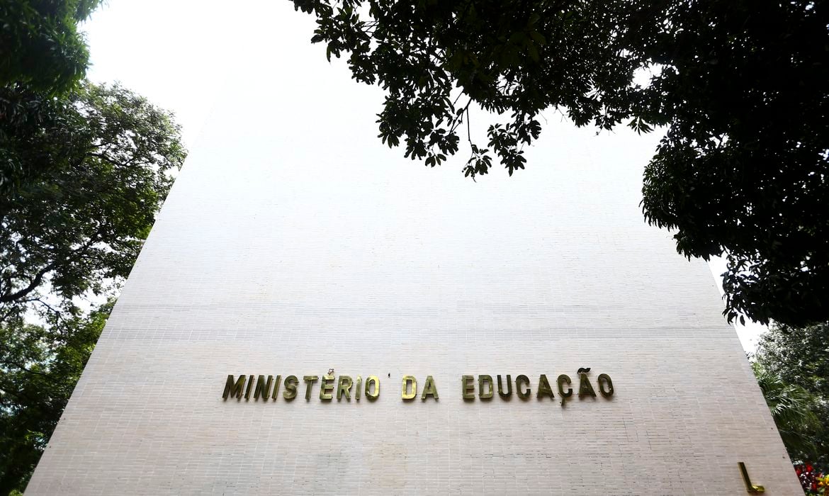 MEC libera dez novos cursos gratuitos para professores; veja como se inscrever