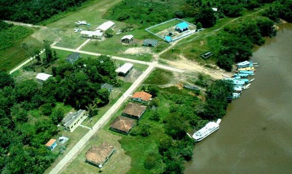 Em Santa Maria do Boiaçu só se chega de barco ou de avião, mas pista de pouso precisa de manutenção (Foto: Alfredo Maia)