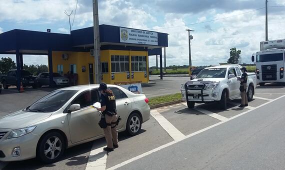 Motoristas foram abordados pelos policiais na ação que se estendeu durante toda a manhã (Foto: Nucom/PRF)