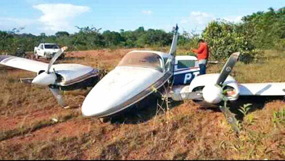 Avião fez um pouso forçado ontem à tarde e foi abandonado na Vicinal 21 da Vila Novo Paraíso (Foto: Divulgação)