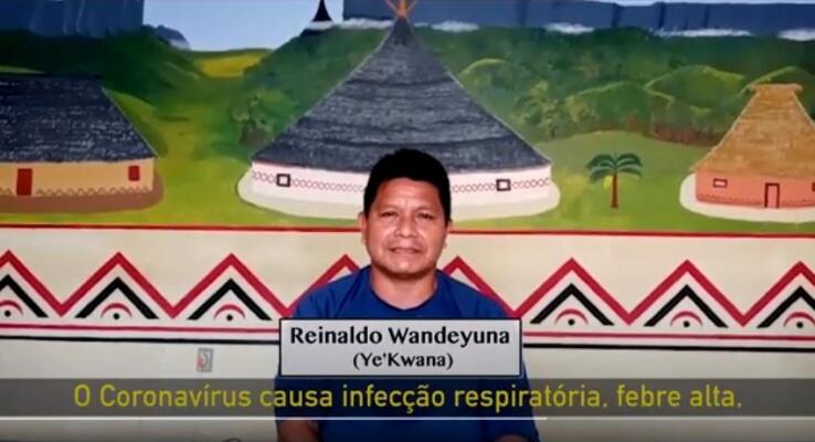 O indígena Ye' kwana, Reinaldo Wandeyuna, dando orientações sobre os sintomas e prevenção à Covid-19. (Foto:Reprodução/UFRR)
