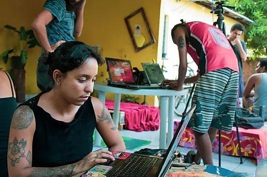 As aulas são indicadas para pessoas que tenham noções básicas de arte ação, poesia visual, fotografia entre outras atividades afins (Foto: Divulgação)