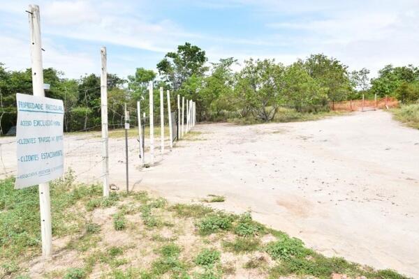 Um dos balneários visitados pela reportagem, a Praia do Gnomo está bloqueada em suas duas entradas (Foto: Nilzete Franco/Folha BV)