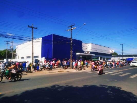 Fila que se forma nas imediações da agência da Caixa, no bairro Alvorada (Foto: Aldenio Soares)