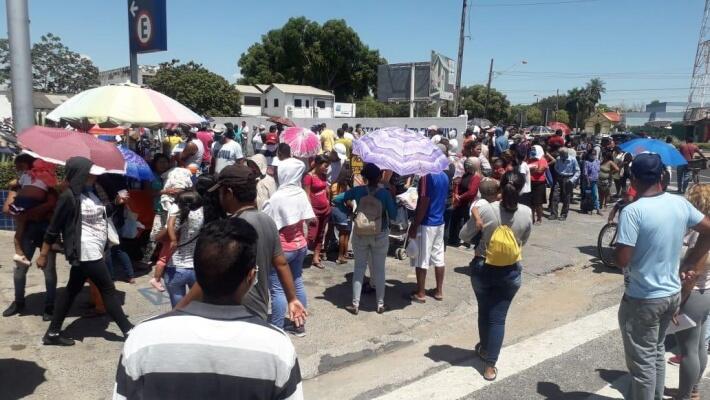 Pessoas formam grandes filas em frente as agências da Caixa (Foto: Nilzete Franco/FolhaBV)