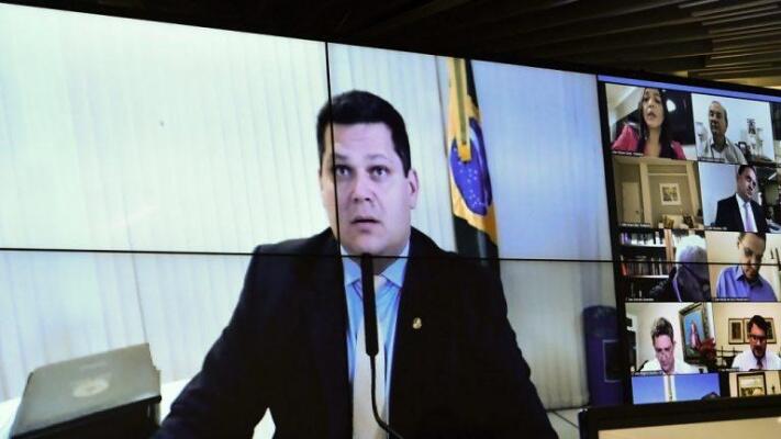 O presidente do Senado, Davi Alcolumbre, e seus consultores desenharam o novo modelo misto de divisão, que desagradou os senadores dos Estados mais prejudicados (Crédito: Waldemir Barreto/Agência Senado)