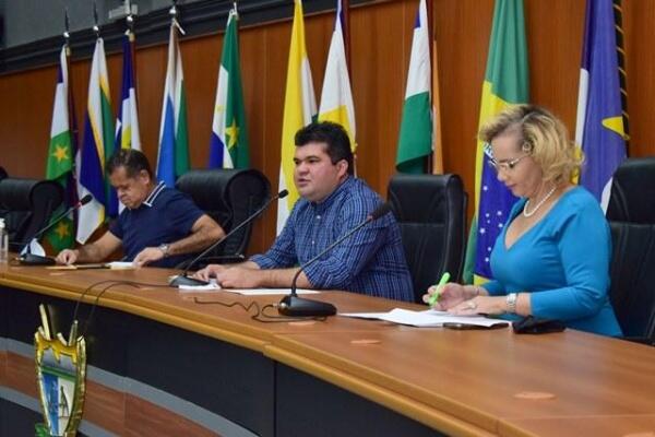 Os deputados estaduais Dhiego Coelho (PTC), Betânia Almeida (PV) e Jânio Xingu (PSB) que encabeçam o pedido de impeachment do governador Antônio Denarium (Foto: Nilzete Franco/FolhaBV)
