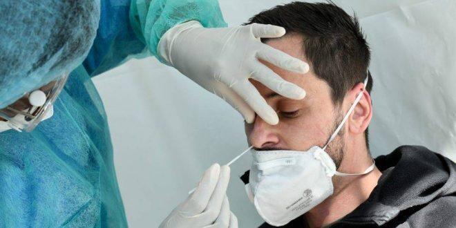 Profissional colhe amostras para exame RT-PCR, que detecta infecção logo nos primeiros dias, mas resultado é mais demorado (Foto: Gazeta Esportiva)