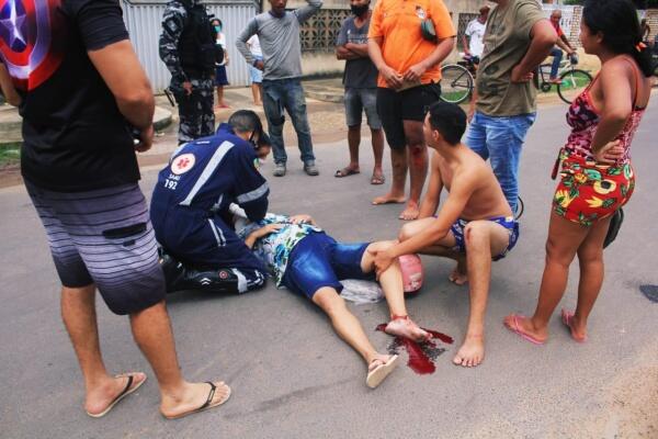 Motocicleta era conduzida por filho da vítima, que teve apenas escoriações no corpo durante o ocorrido (Foto: Aldenio Soares)