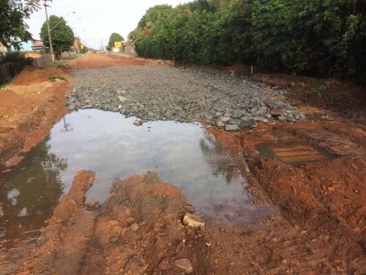 Esgoto estourado também tem causado transtornos as obras da Prefeitura de Boa Vista que estão sendo realizadas naquele local (Foto: Divulgação)