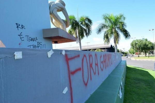 Monumento ao Garimpeiro pichado (Foto: Nilzete Franco/FolhaBV)