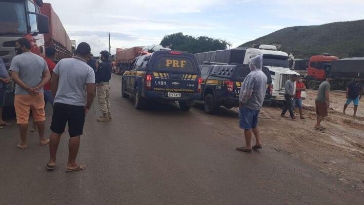 Caminhoneiros aguardam a liberação pela Receita Federal para seguir viagem até a Venezuela (Foto: Divulgação)