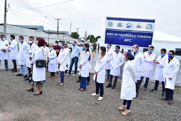 Médicos compareceram frente ao Hospital de Campanha (Foto: Nilzete Franco / FolhaBV)