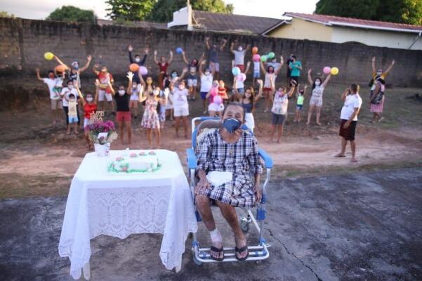 Com distanciamento, os netos da Dona Nadir se reúniram para o seu aniversário de 91 anos (Fotos: Arquivo pessoal)