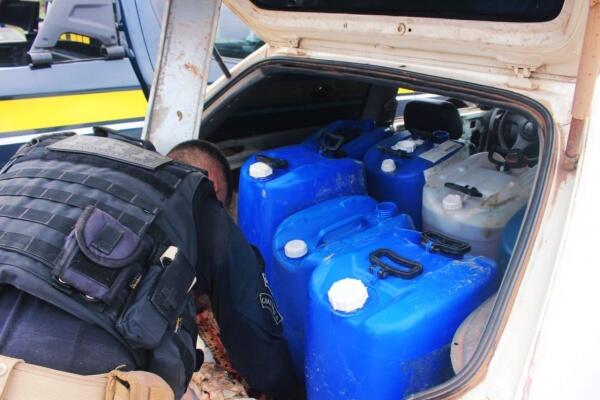 No veículo gol foram encontrados nove galões, sendo quatro cheios com gasolina e os demais vazios - Foto: Aldenio Soares