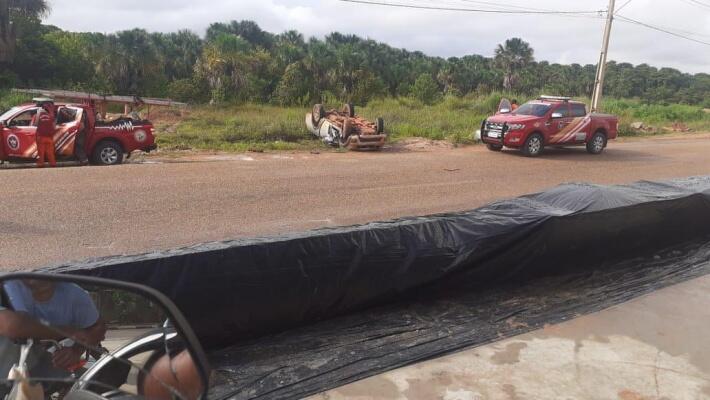 Segundo informações do Corpo de Bombeiros, o motorista teria acelerado para fazer uma manobra quando o carro capotou - Foto: Divulgação