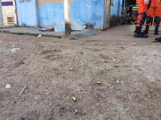 A polícia encontrou um projétil deformado e três capsulas deflagradas no local do crime - Foto: Aldenio Soares
