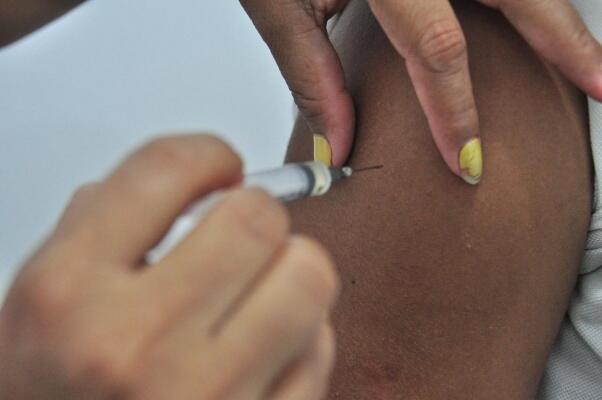 A vacina estimulou a resposta imune dos pacientes saudáveis, mas também causou efeitos colaterais, como febre, em doses mais altas - Foto: Arquivo FolhaBV