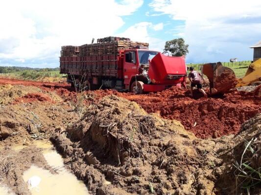 Caminhões carregados de banana ficam atolados na vicinal 29 (Foto: Divulgação)