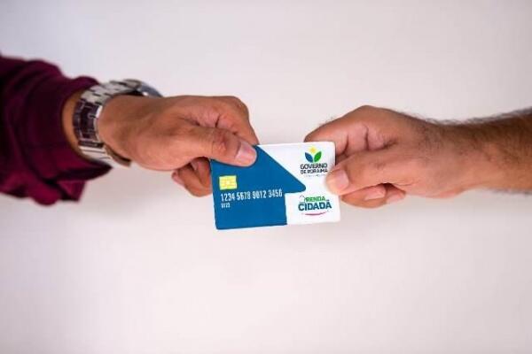 A entrega dos cartões inicia hoje para as letras A, B e C (Foto: Charles Bruno)