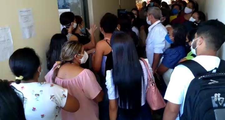 Candidatos se aglomeraram no prédio da Sesau para cobrar explicações - Foto: Divulgação