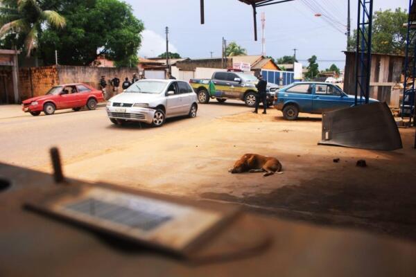 Os veículos possuíam adulterações no chassi, placas e vidros. Um dos carros é originário da Venezuela - Foto: Aldenio Soares