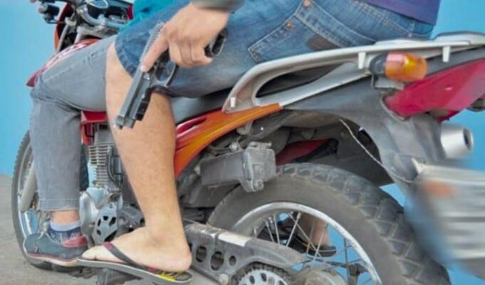 Garupa efetuou três disparos contra a vítima. Testemunhas anotaram placa da moto - Foto: Arquivo FolhaBV