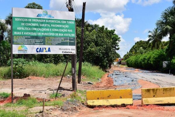 A prefeitura informou que o atraso da obra ocorre porque, ao adentrar na área mais baixa, nas proximidades do igarapé, ocorreram três extravasamentos de esgoto seguidos (Foto: Nilzete Franco/FolhaBV)