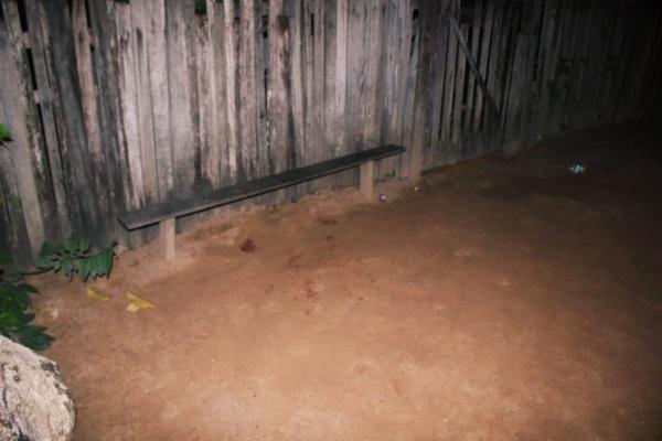 Banco em frente a casa onde o albergado bebia na companhia da mãe, amigo e irmão antes da chegada dos criminosos - Foto: Aldenio Soares