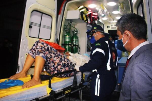 A médica chegou no HGR em uma ambulância do Samu. Ela foi transferida de Alto Alegre à Boa Vista por avião - Foto: Aldenio Soares