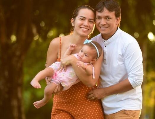 A pequena Myrella precisa passar por um tratamento caro e fora do estado (Foto: Arquivo pessoal)
