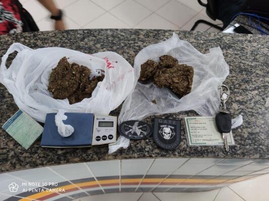 A maconha apreendida foi levada ao 5º DP e serviu como prova para a autuação em flagrante pelo crime de tráfico - Foto: Divulgação/PMRR