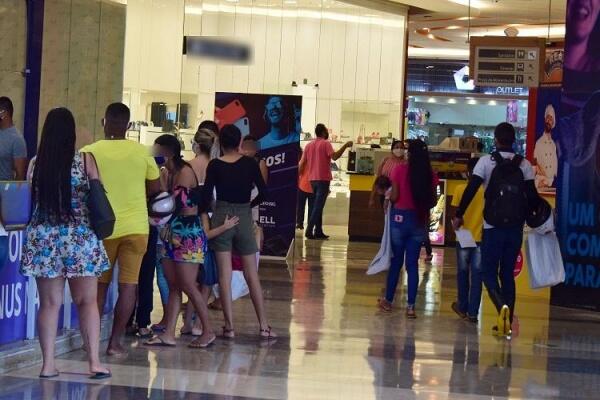 Nos shoppings a área de alimentação ainda não está aberta (Foto:  Nilzete Franco)